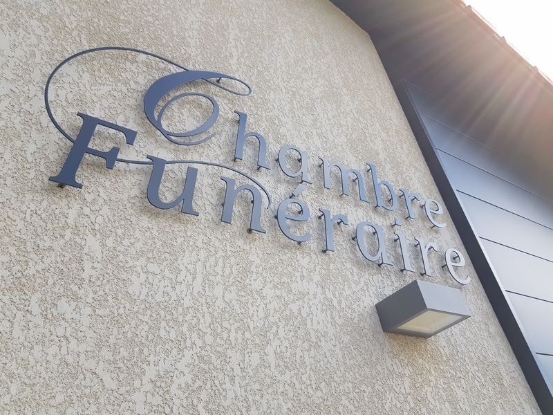 Enseigne « Chambre Funéraire » sur la façade