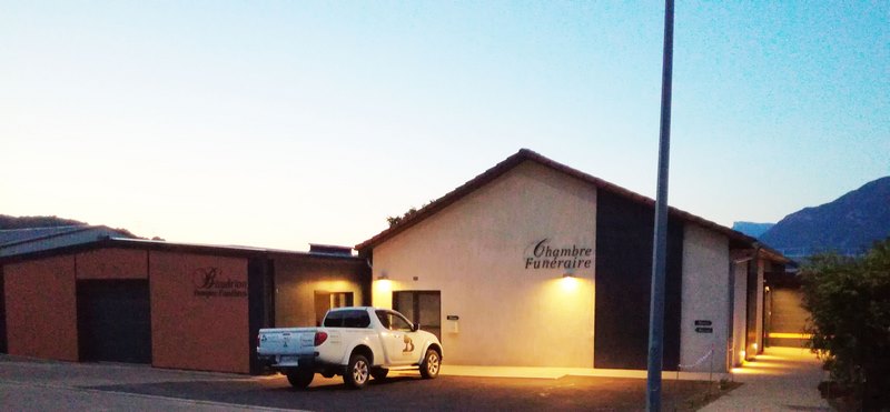 La chambre funéraire de Chapareillan vue de l’extérieur, le soir