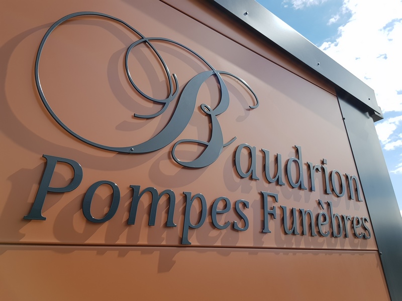 Enseigne « Baudrion Pompes Funèbres » sur la façade